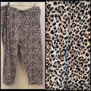 Capris Women’s 3X-5X Elastic Waistband Black Leopard Pattern